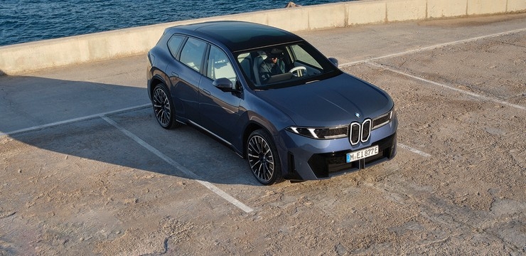 Plus тұраққа қою көмекшісі және Professional тұраққа қою көмекшісі.